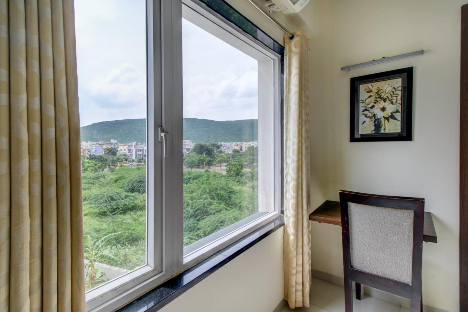 Hotel Lorven Visakhapatnam Buitenkant foto